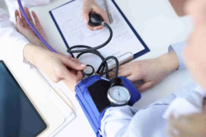 una toma de signos vitales dentro de un consultorio